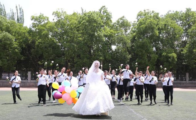 西北师大一班级唯一男生穿婚纱拍毕业照：只要同学们开心