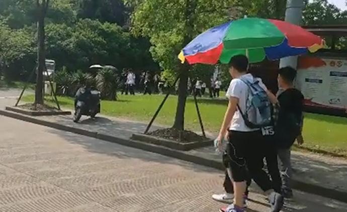 四个大学男生合撑巨伞防晒上热搜：“各人打小伞怕被说太娘”