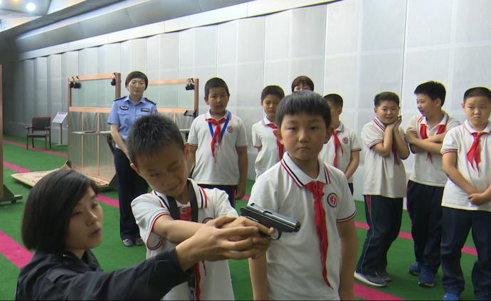 警营开放日，小学生受邀把玩“真家伙”