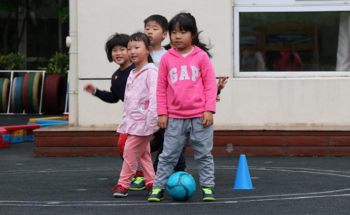 探访上海“足球特色幼儿园”，首先不让足球变成孩子的负担