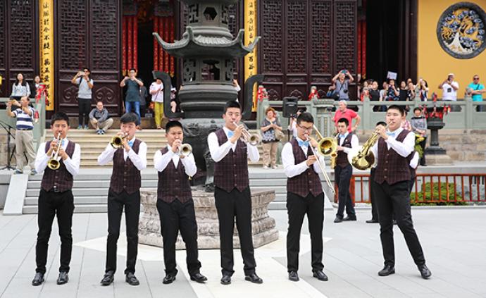 自闭症少年在玉佛禅寺上演特殊“快闪”，他们曾在此生活一周