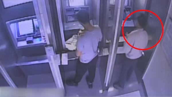 操作失误ATM吐近万元，男子顺走被拘