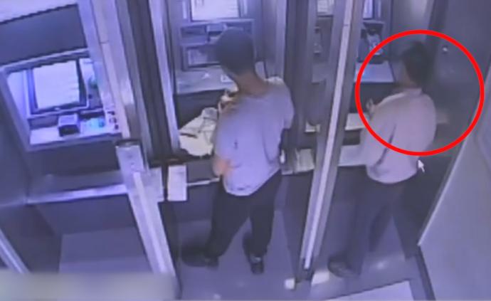操作失误ATM吐近万元，男子顺走被拘