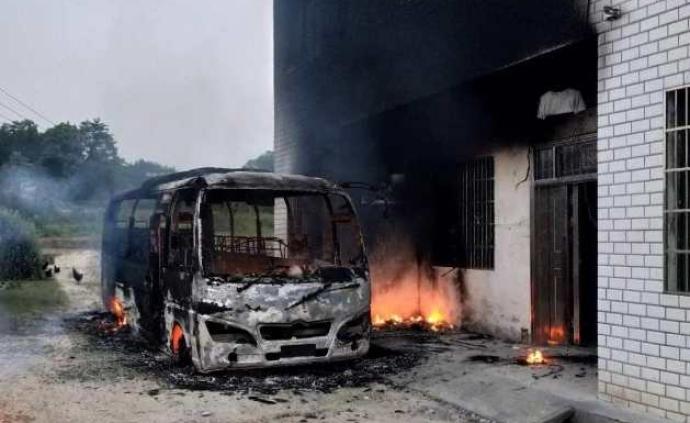不滿同行搶生意,男子燒三臺客車泄憤