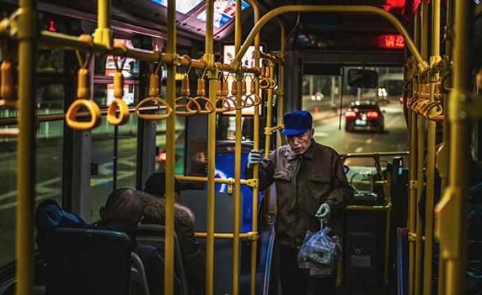 大数据：北京老年人免费乘公交车未对年轻人通勤高峰产生压力