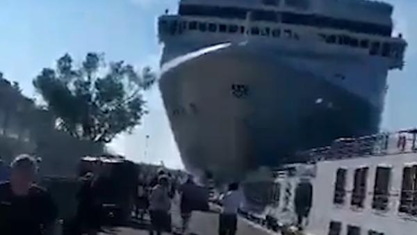 意大利大邮轮撞小游船，只有5人受伤