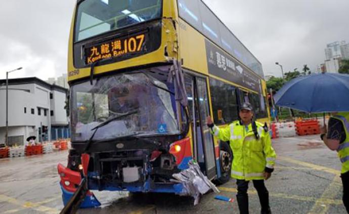 香港九龙湾发生公交与旅游巴士相撞事故，已造成19人受伤
