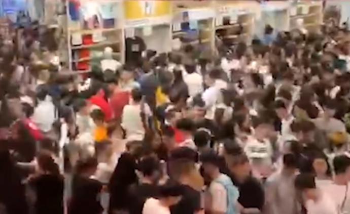 門擠破了！品牌聯名款十分鐘售光七百件