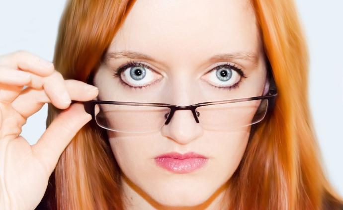 近视眼久戴眼镜，会让眼球变得凸出吗？