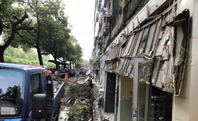 杭州一小区沿街商铺外挑檐沟塌落，住建部门：正调查原因
