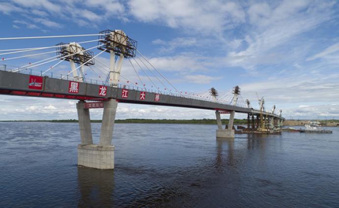 中俄合建首座跨界江公路大桥合龙：可抵御零下60摄氏度严寒