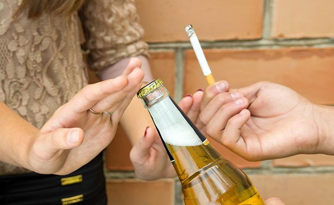 马上评 | “抽烟喝酒易被强奸”背后，有怎样的奇葩逻辑？