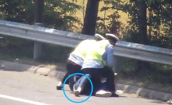 逃犯狂奔500米被抓:鞋跑掉了赤腳跑