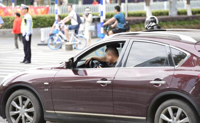 江宁警方回应“开车等红灯玩手机被罚”：致车辆积压影响通行