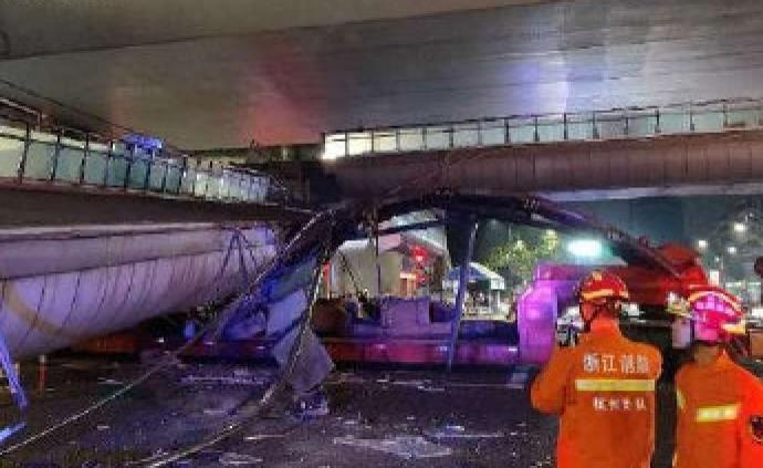 载货超高撞塌杭州天桥致损失百万，牵引车司机被批捕
