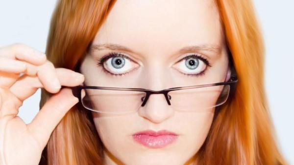 近视眼久戴眼镜，会让眼球变得凸出吗？