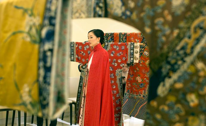 看展览丨从明清传统服装中展现丝绸之路中国服饰文明