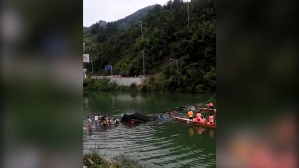 湘西龙舟赛临时钢架台坍塌，20多人落水