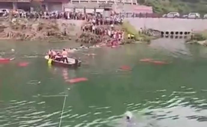 龙山龙舟赛观光桥垮塌致多人落水，已打捞到两具遗体搜救继续