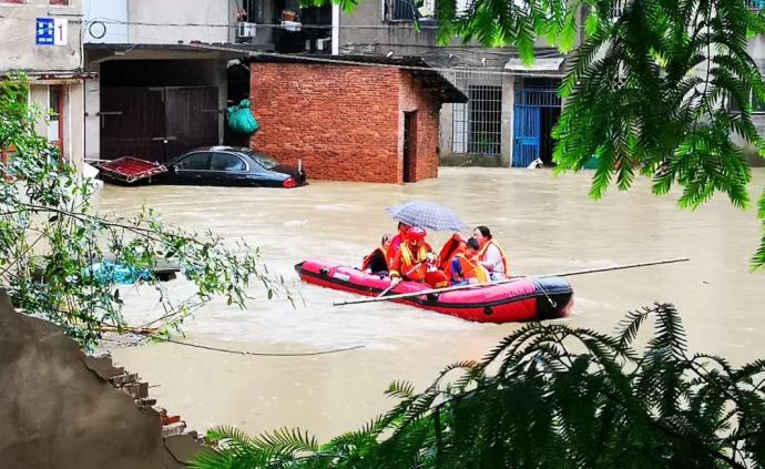 湖南东安暴雨致90余名群众被困，消防员6小时解救被困群众