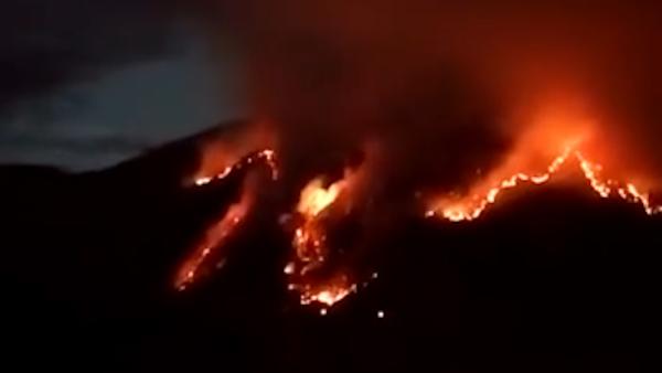 凉山再发森林大火：雷击所致，仍在扑救