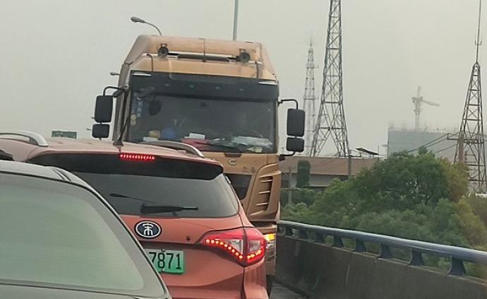 一槽罐车早高峰竟在上海高架逆行：致严重拥堵，司机已被控制