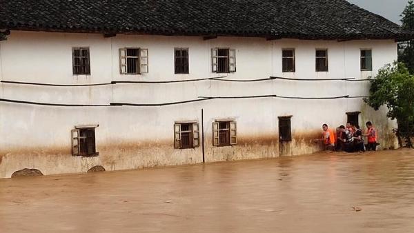 河源暴雨：乡镇房屋被淹，部分通讯中断