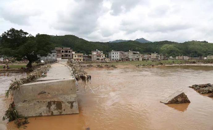 广东连平暴雨致5.4万人受灾11人死亡，当地转移八千余人