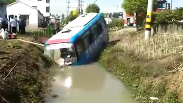 扬州一公交车冲入河沟，12人伤