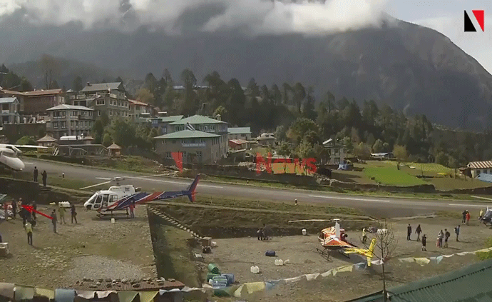 珠峰南坡“魔鬼机场”，飞机撞毁直升机