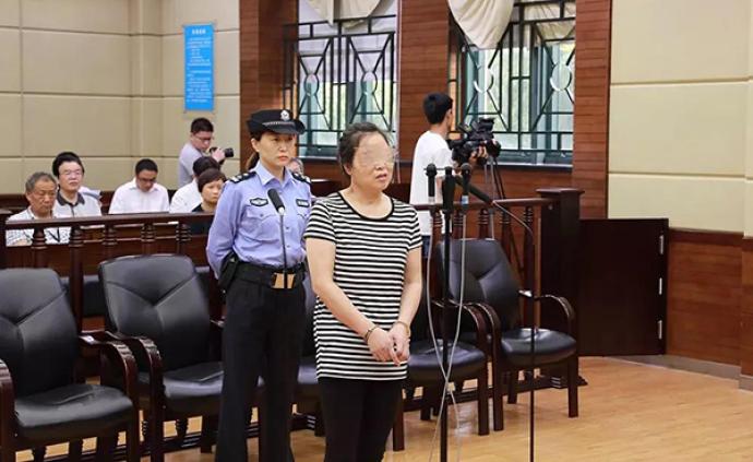 抢夺方向盘并引发事故女子获刑3年半，已被取消落户上海资格
