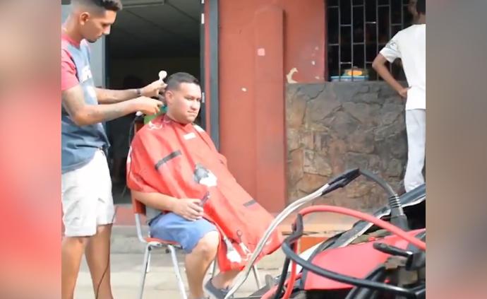 委内瑞拉电荒：理发师接汽车电池营业