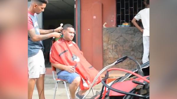 委内瑞拉电荒：理发师接汽车电池营业