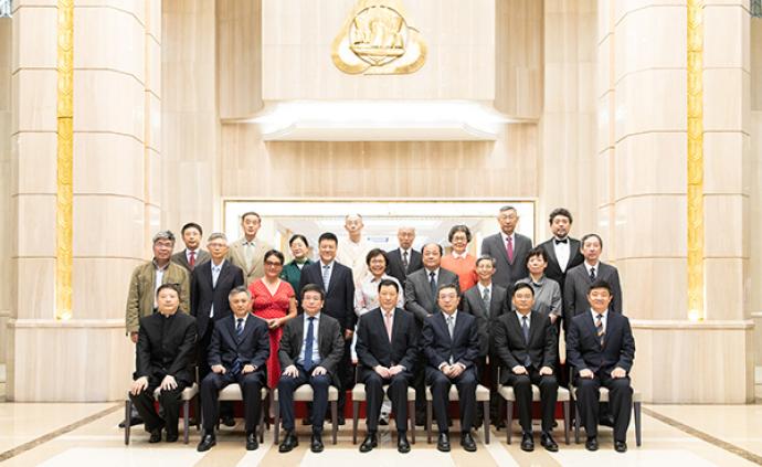 这19位资深人士成为上海文史馆新聘馆员，上海市长颁发聘书