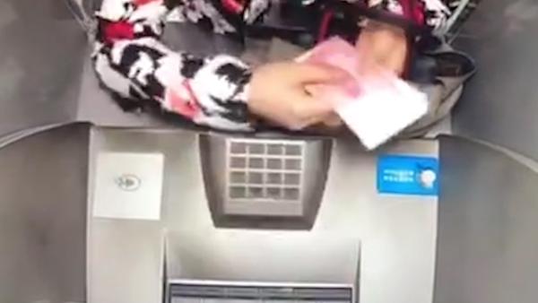 女子ATM机“捡漏”取钱，不忘擦指纹