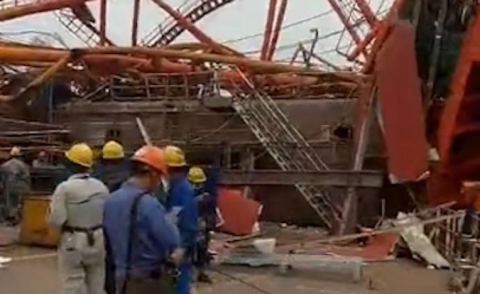 江苏泰兴一船厂起重机倒塌造成一死一伤，或因超重吊装所致