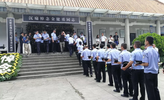 杭州一派出所长累倒昏迷近九个月后离世，其子今年高考报警校