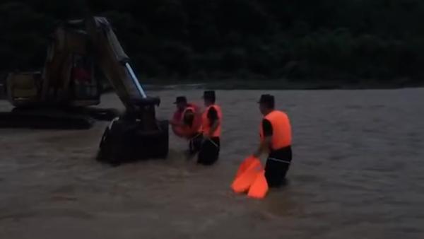 河源洪水围困6人，武警出动挖掘机转运