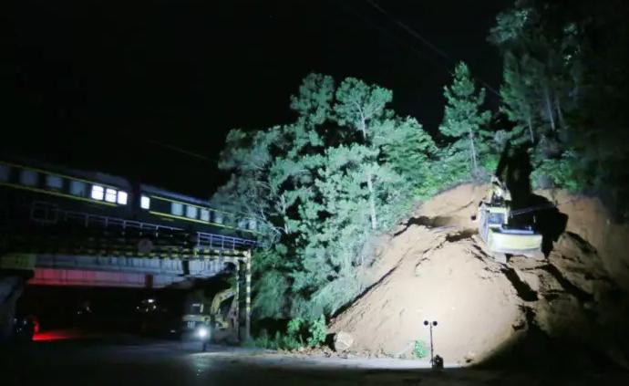 赣粤交界暴雨致山体滑坡，列车晚点延误