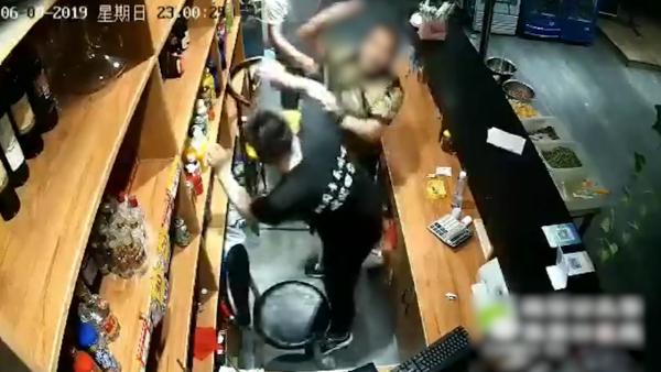 食客丢手机，迁怒饭店殴打5名服务员