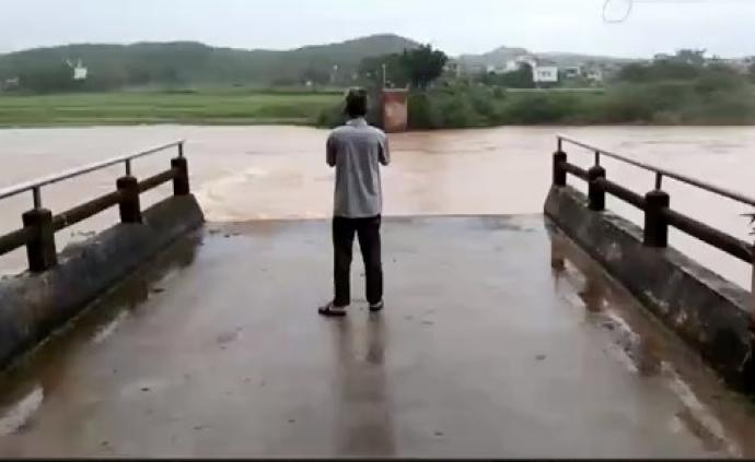 广东东源县一危桥被河水冲垮，一辆小汽车坠河2人失踪