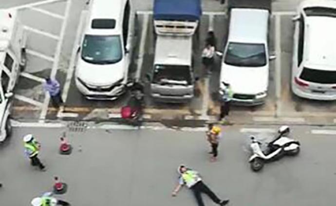 江西大余县一女子驾驶电动车逆行，执勤辅警拦停被撞倒受伤