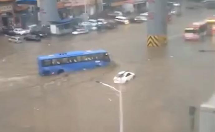 山西阳泉遭暴雨袭击，公交车如同行船