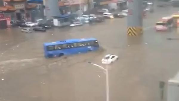山西阳泉遭暴雨袭击，公交车如同行船