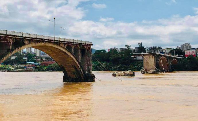 持续关注丨广东河源一桥梁雨中突然垮塌，两车落水搜救仍进行
