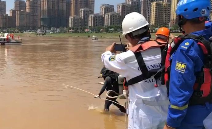 河源塌桥救援：蛙人下水摸排坠河车辆