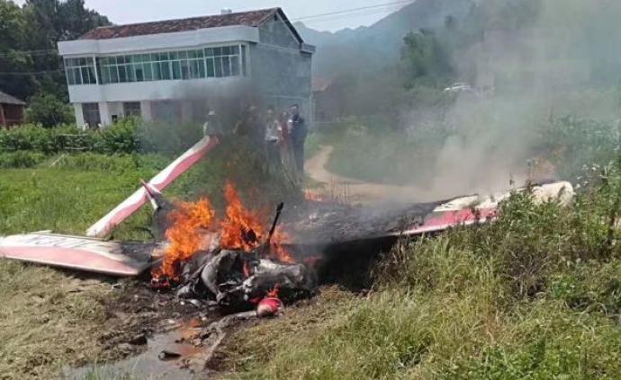 一架飞机降落湖南宁乡一块水田后起火，两名飞行员受伤