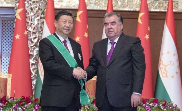 习近平接受塔吉克斯坦总统拉赫蒙授予“王冠勋章” 