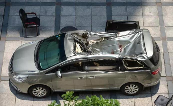 长沙一男子23楼坠下，砸凹汽车车顶