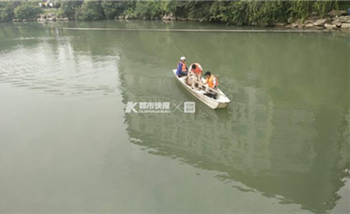 杭州一环卫工给绿化带打药水时不慎坠河身亡，儿子失声痛哭
